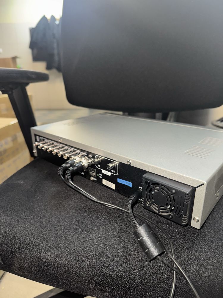 Wideorejestrator na 4 kamery AVTECH 4CH MPEG 4 DVR z dyskiem 250 GB