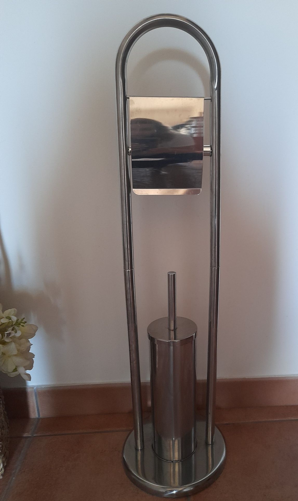 Piaçaba com porta-rolos cromado