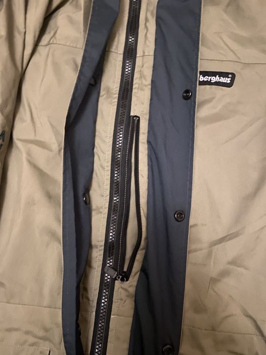 ветровка berghaus driaqua technology темно знленого кольору