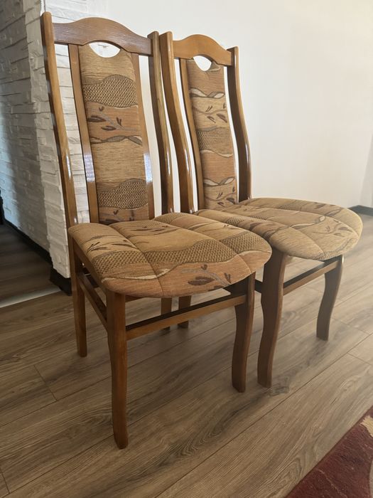 Stół z krzesłami.