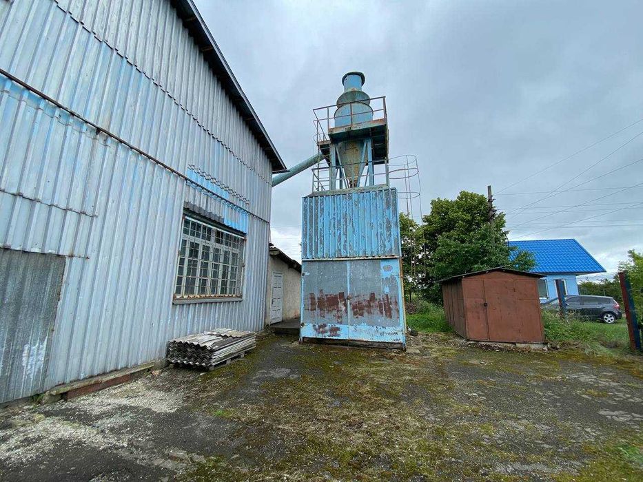 Приміщення 1230 м2 та земельна ділянка 0,35 га в с. Вістова