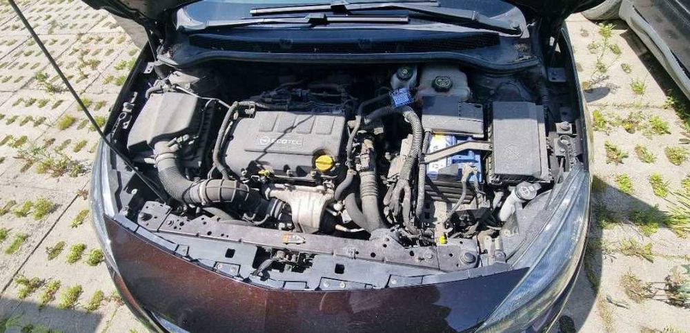 Syndyk sprzeda Opel Astra Sports Tourer 1,4 140KM 2014 r.