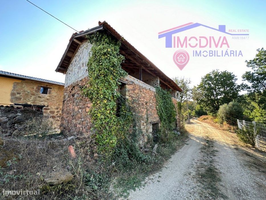 Moradia em pedra de traça rústica com terreno de 3110m2