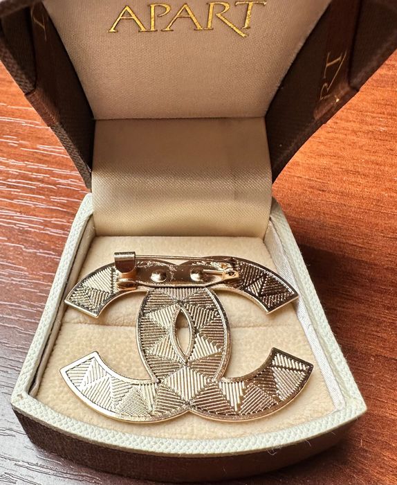 Broszka CC złoto-czarna z cyrkoniami