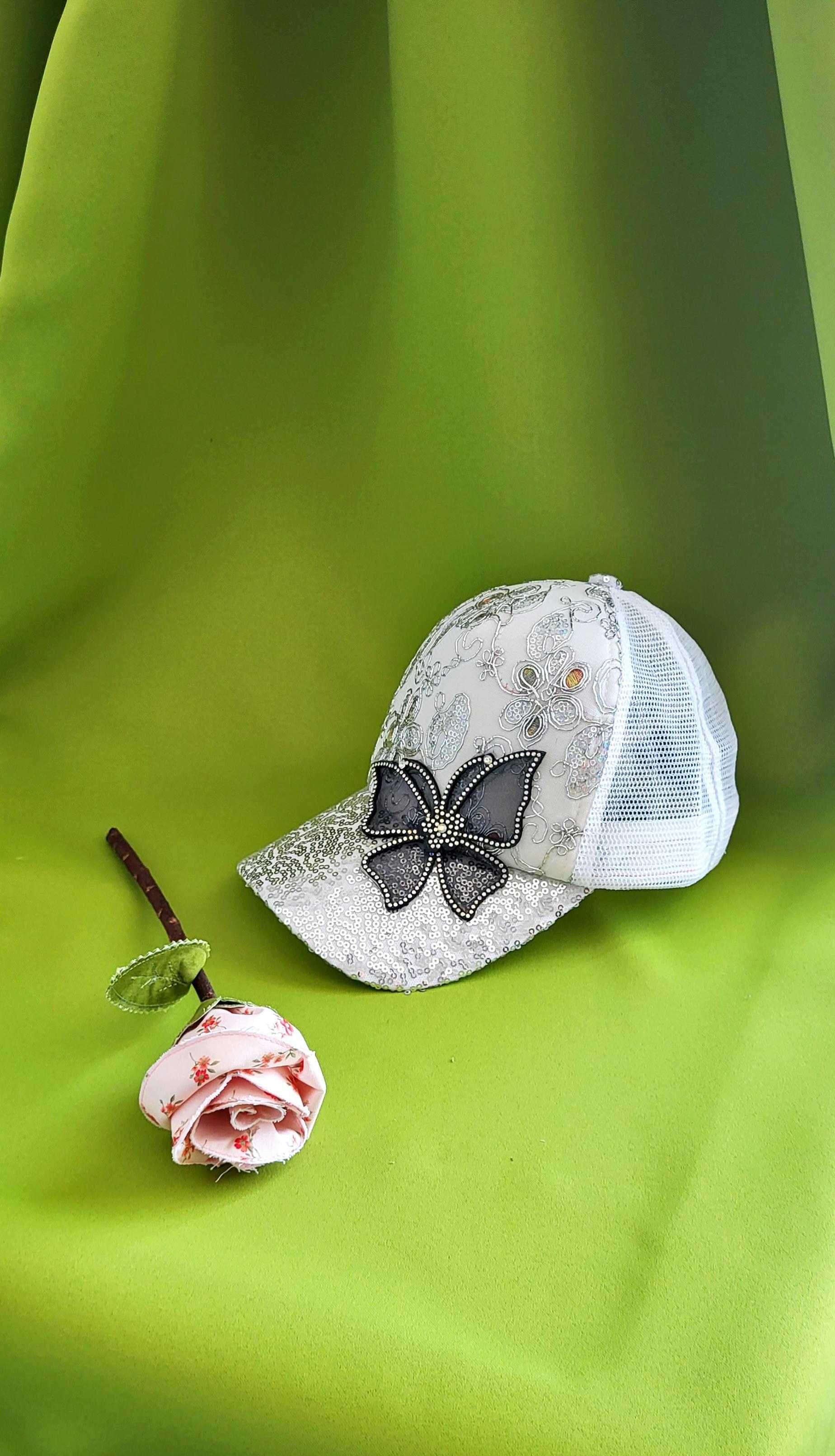 Bone/chapeu novo de mulher, com borboleta