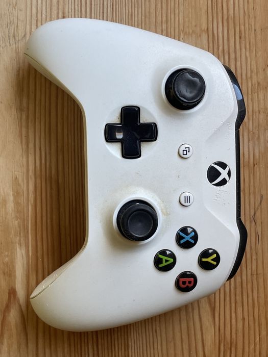 Xbox One S c/ 2 comandos e caixa