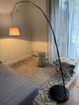 Lampa stojaca z kloszem