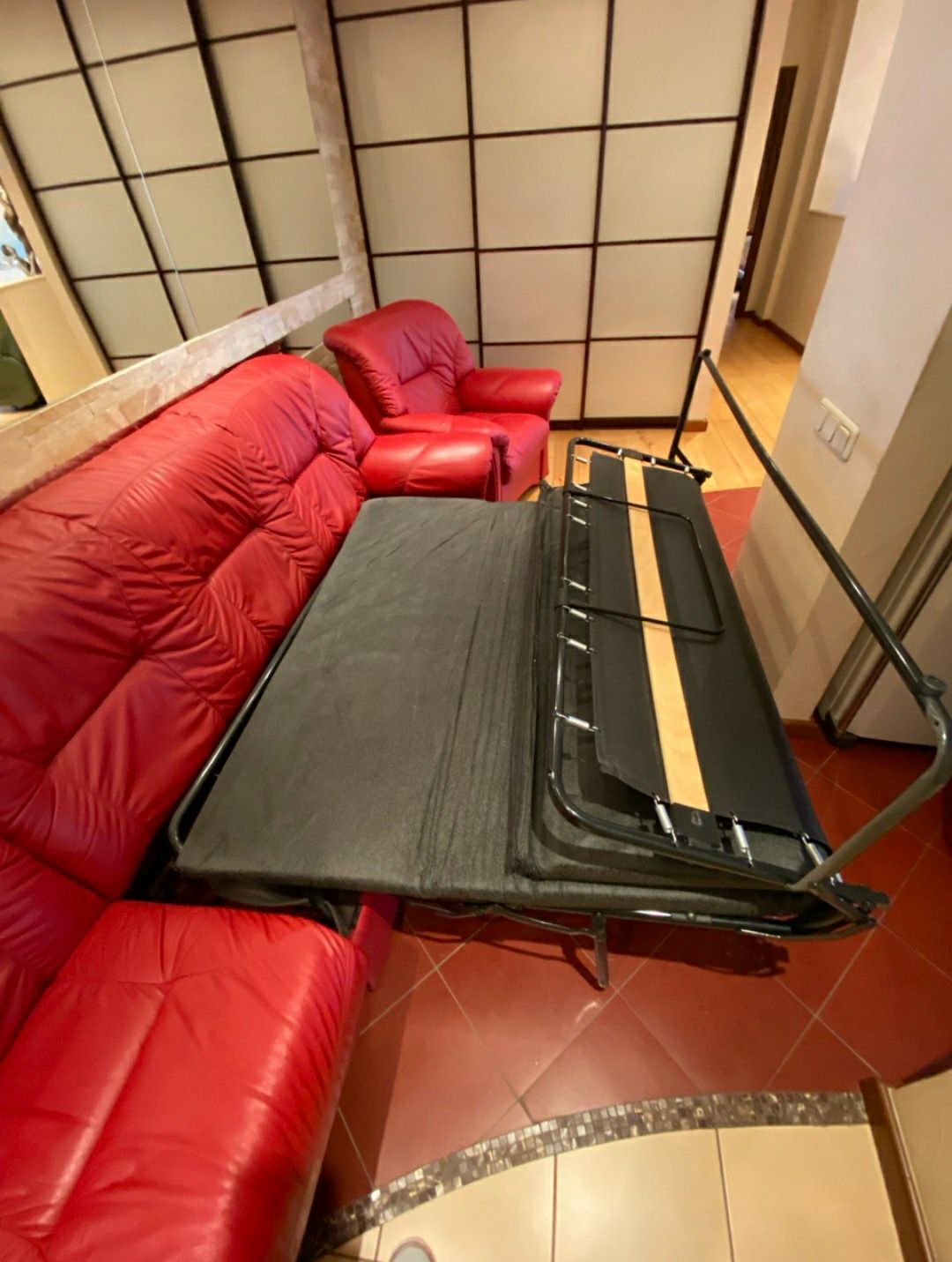Продажа в Киеве!! RELAX- Финский кожаный диван+кресло