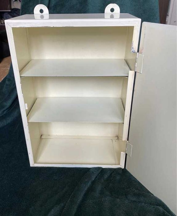 Apteczka na ścienna, biała szafka, PRL,