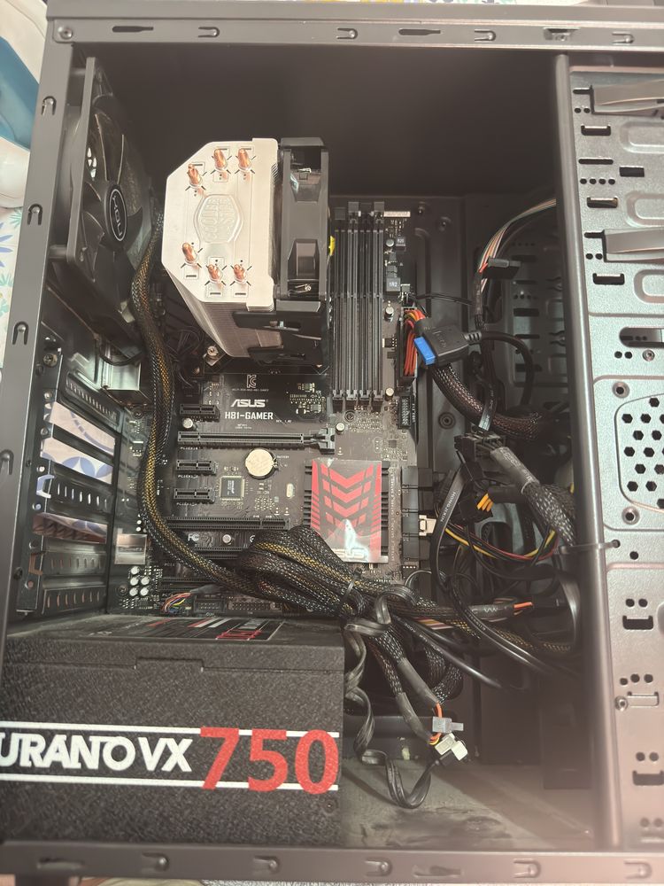 Caixa PC com componentes