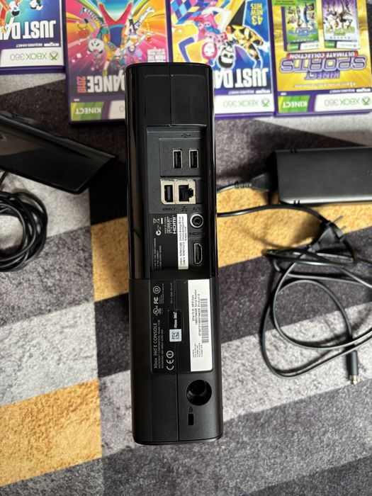 Xbox 360 z Kinectem i 7 grami - komplet gotowy do grania