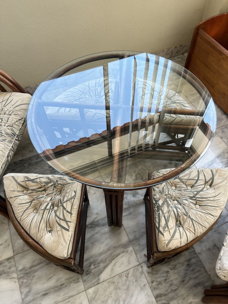 Conjunto mesa e poltronas