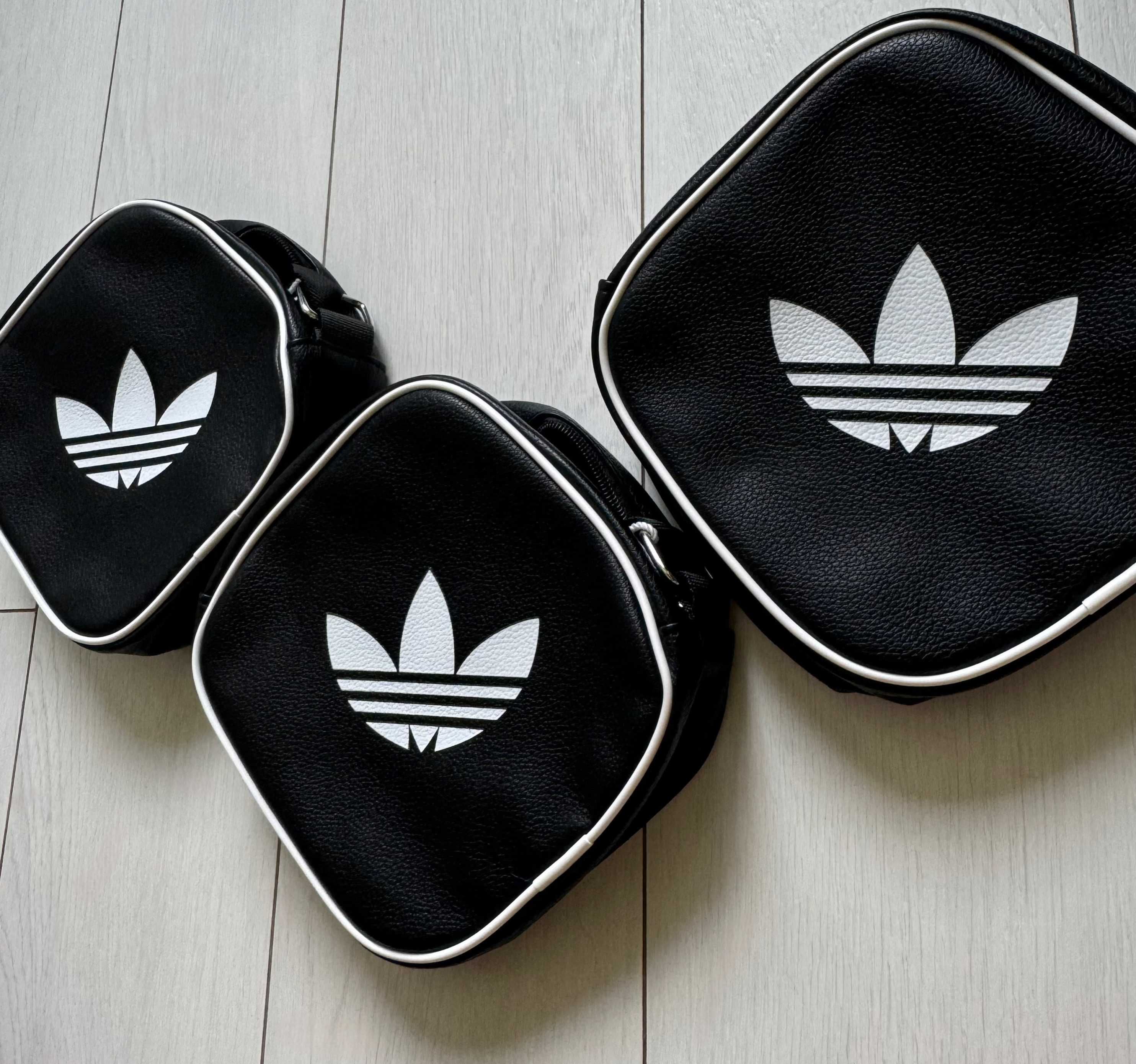 Сумка через плече Adidas Originals JD550 у чорному кольорі.