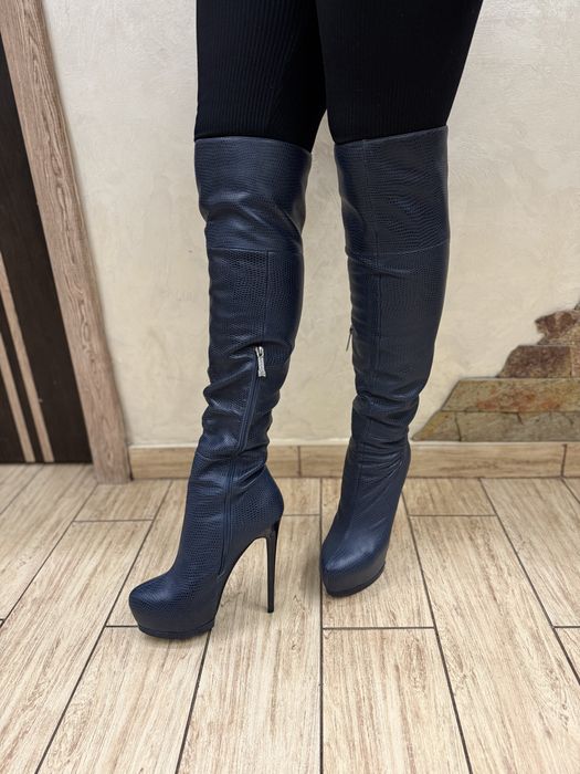 Ботфорти на шпильці