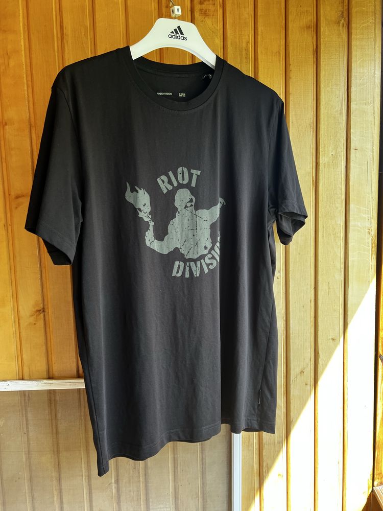 Футболка riot division по типу stone island