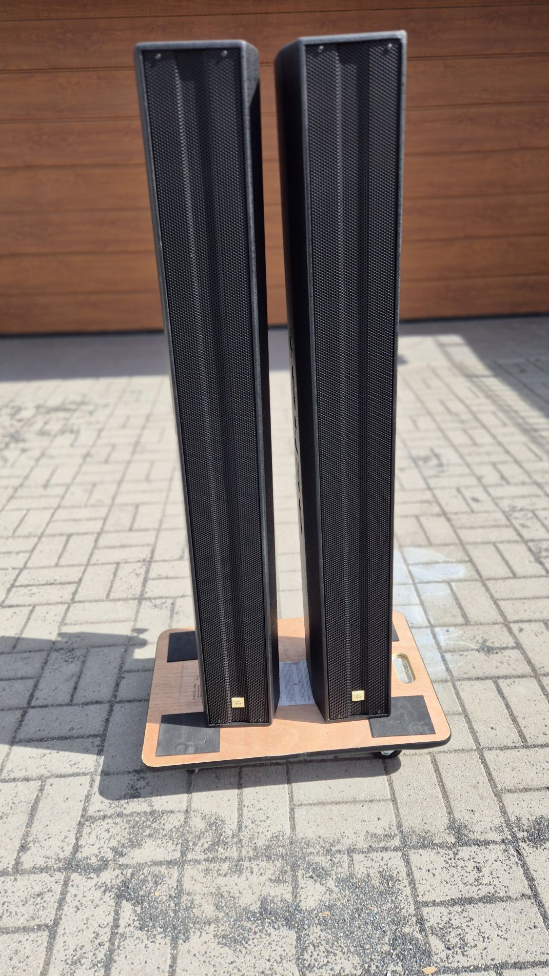 Kolumny głośnikowe vertical array. Achat 804 MKII.