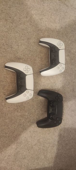 PlayStation 5 + 3 pady Dualsense + stacja ladujaca + słuchawki Pulse 3