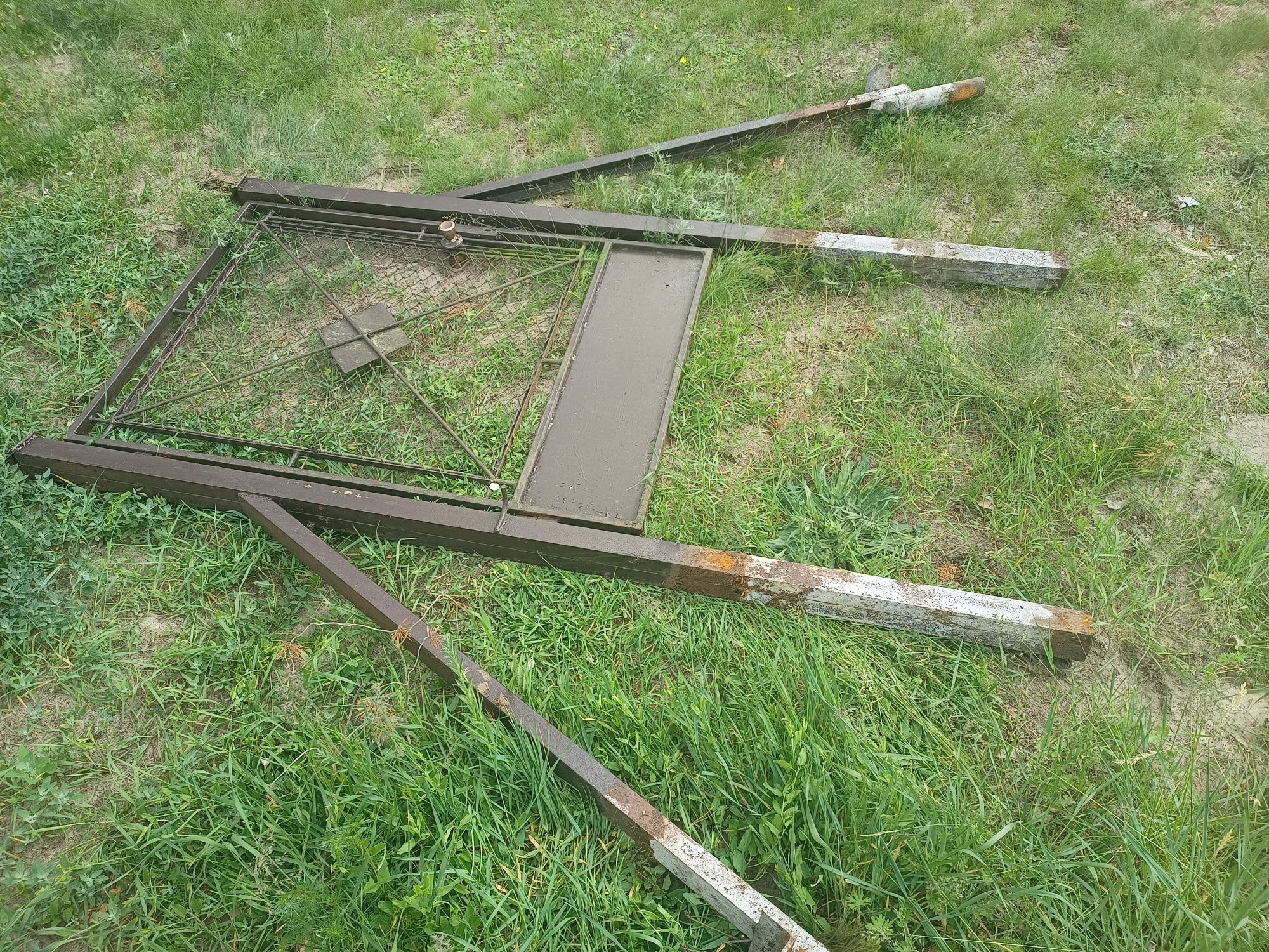 Furtka. Solidna. Zamek, klucz.