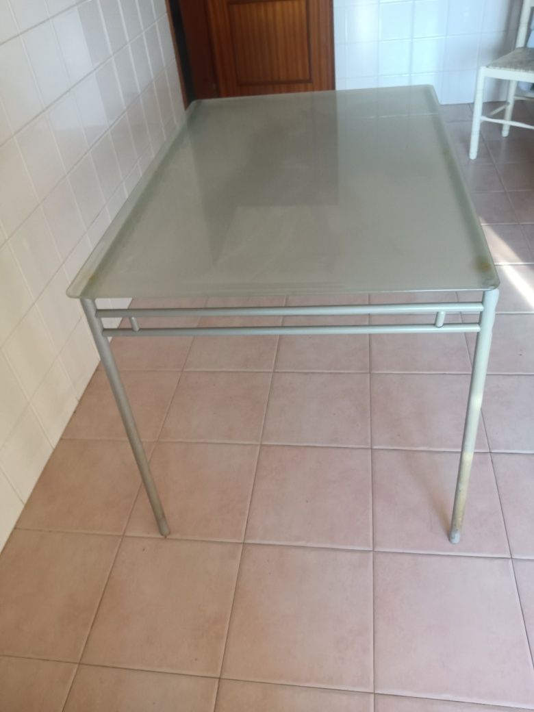 Dou mesa cozinha e 4 cadeiras bom estado