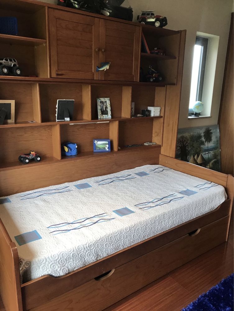 Cama de solteiro madeira c/ estante para arrumação