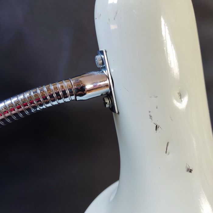 Duża metalowa lampa biurkowa - nietypowy unikatowy klosz - lata 60