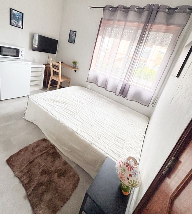 Quarto p/ Casal na Maia: casa de banho e cozinha privativas (REF:.Q2