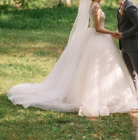 Весільна сукня кольору айворі. Весільне плаття з перлинами