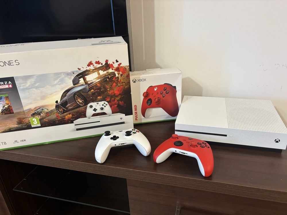 Xbox one s 1TB 2 pady