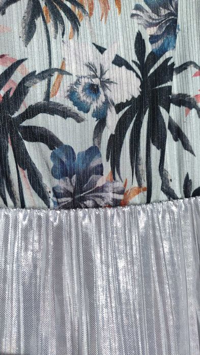 Летнее миди платье с гавайским принтом пальмы и плиссе металлик Zara S