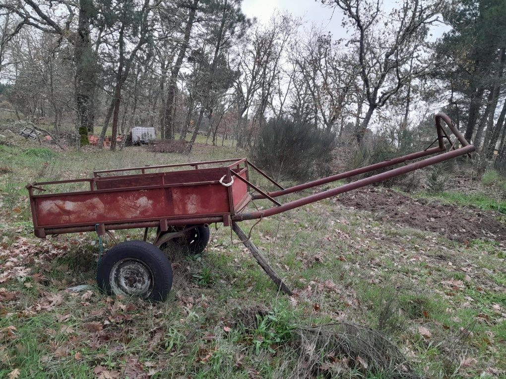 Carroça antiga vermelha