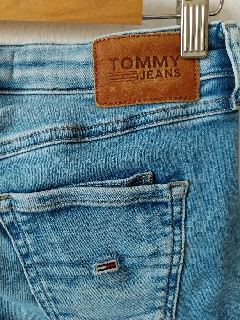 Tommy Jeans jeansy push-up r.36