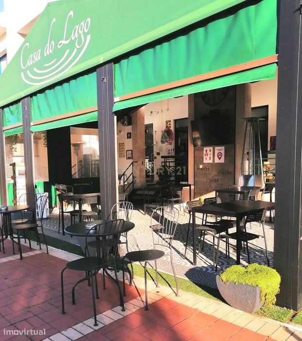 Snack-Bar com esplanada interior, junto do lago da Quinta da Beloura