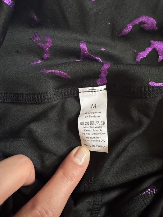 Чорні легінси з фіолетовими вставками