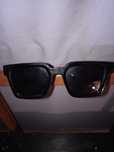 Vendo oculos de sol escuros