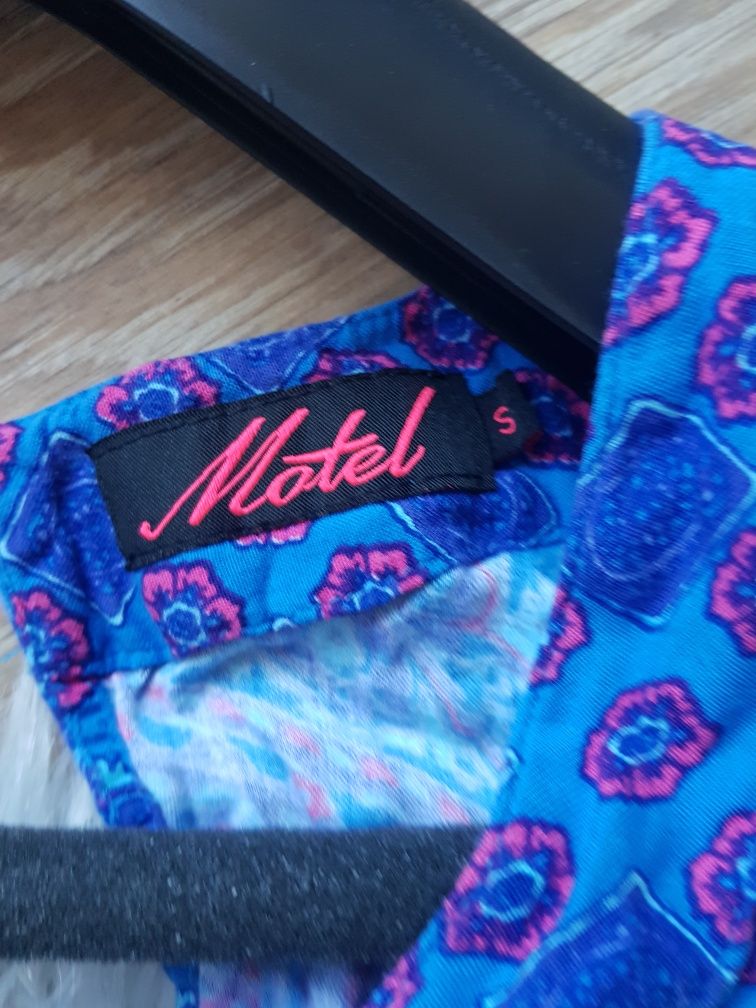 Krótki zwiewny kombinezon Boho gołe plecy Motel S