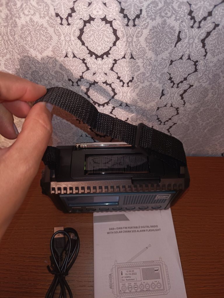Przenośne radio z panelem słonecznym