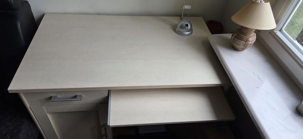 Biurko drewnopodobne