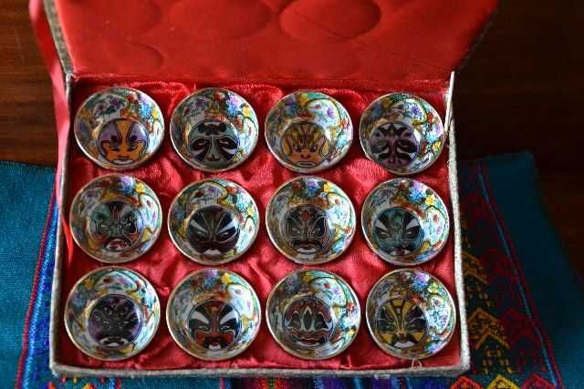 Caixa com 12 tacinhas em porcelana chinesa.