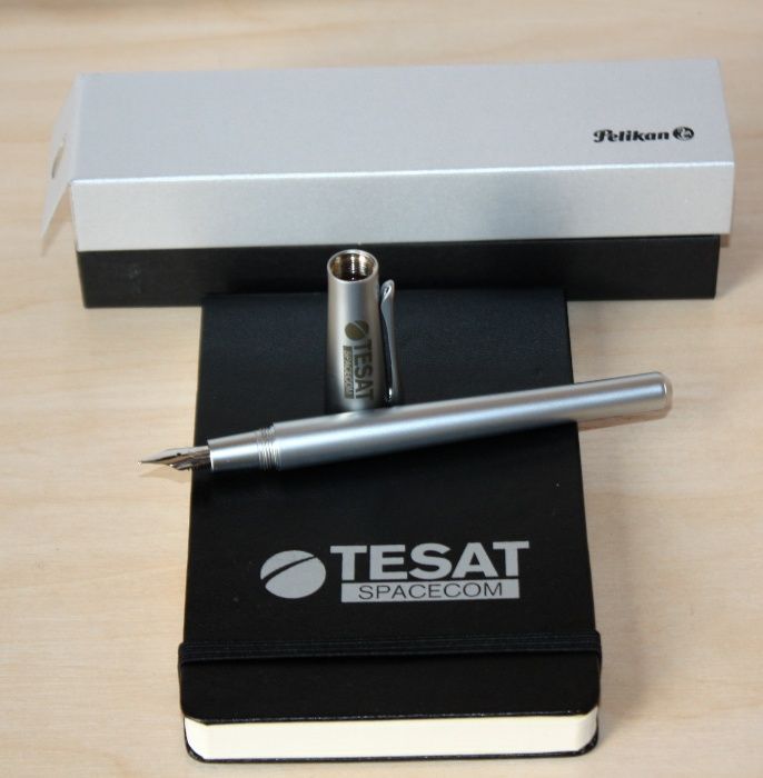 Ручка Pelikan и легендарный черный блокнот Moleskine - лучший подарок!