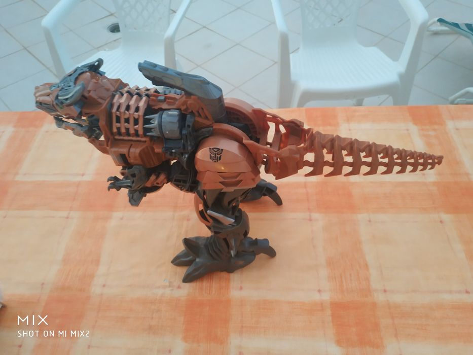 Brinquedo robot que se transforma em animal com luzes e barulho