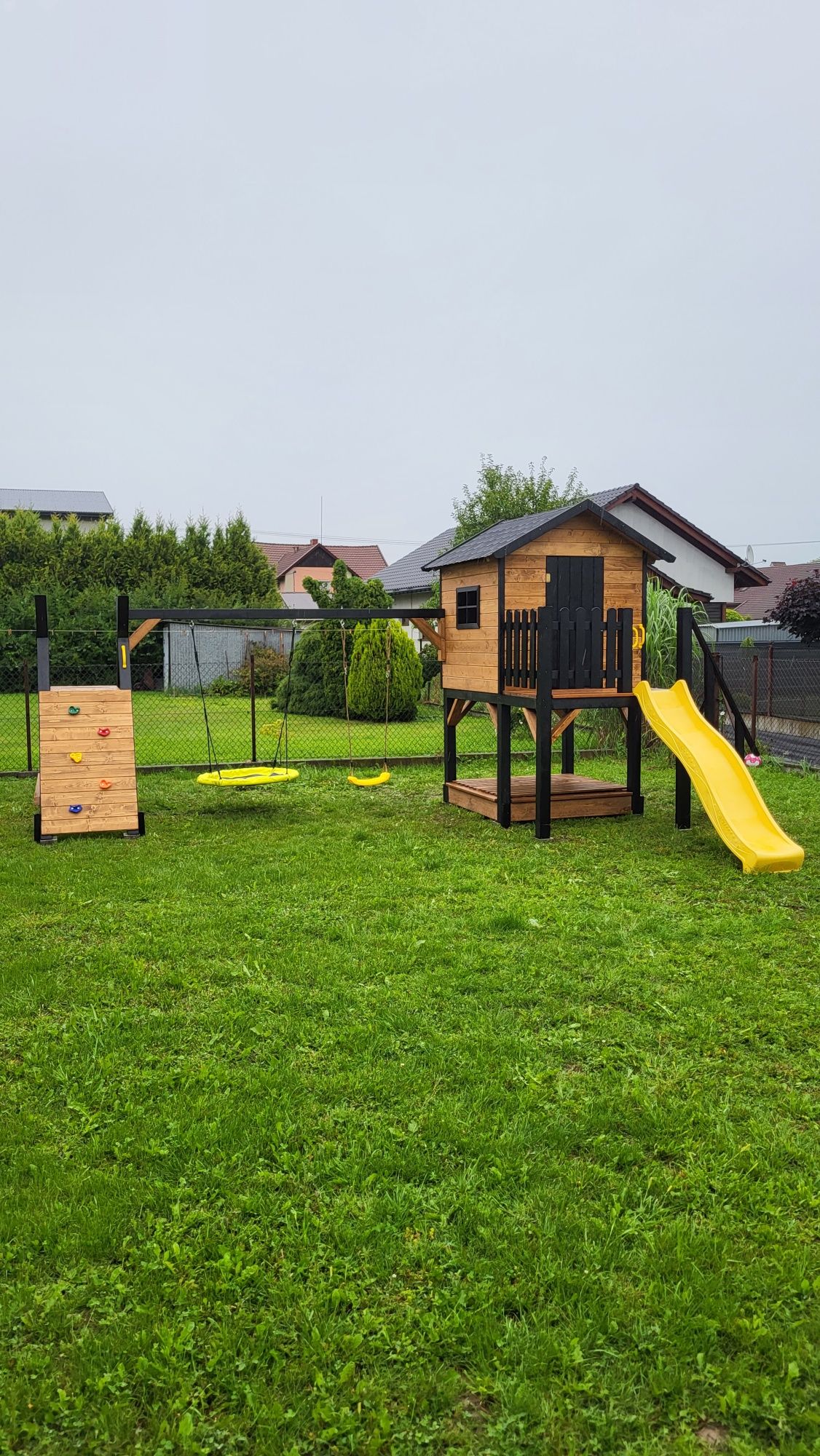 Plac zabaw  piaskownica zjeżdżalnia domek dla dzieci huśtawka Czarny