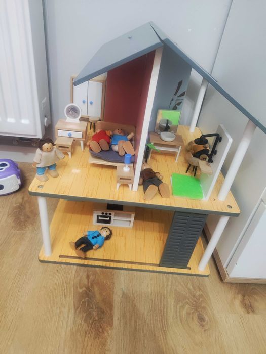 Domek drewniany dla lalek