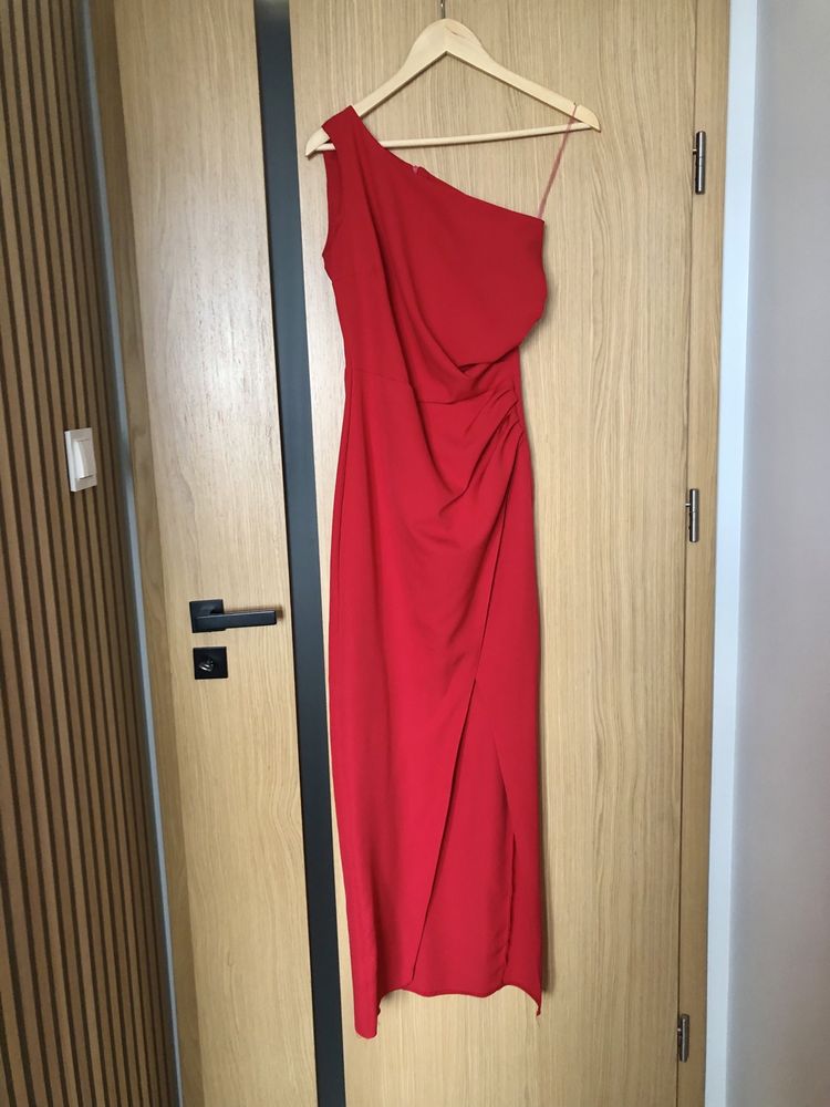 Czerwona sukienka maxi z rozcięciem Katniss