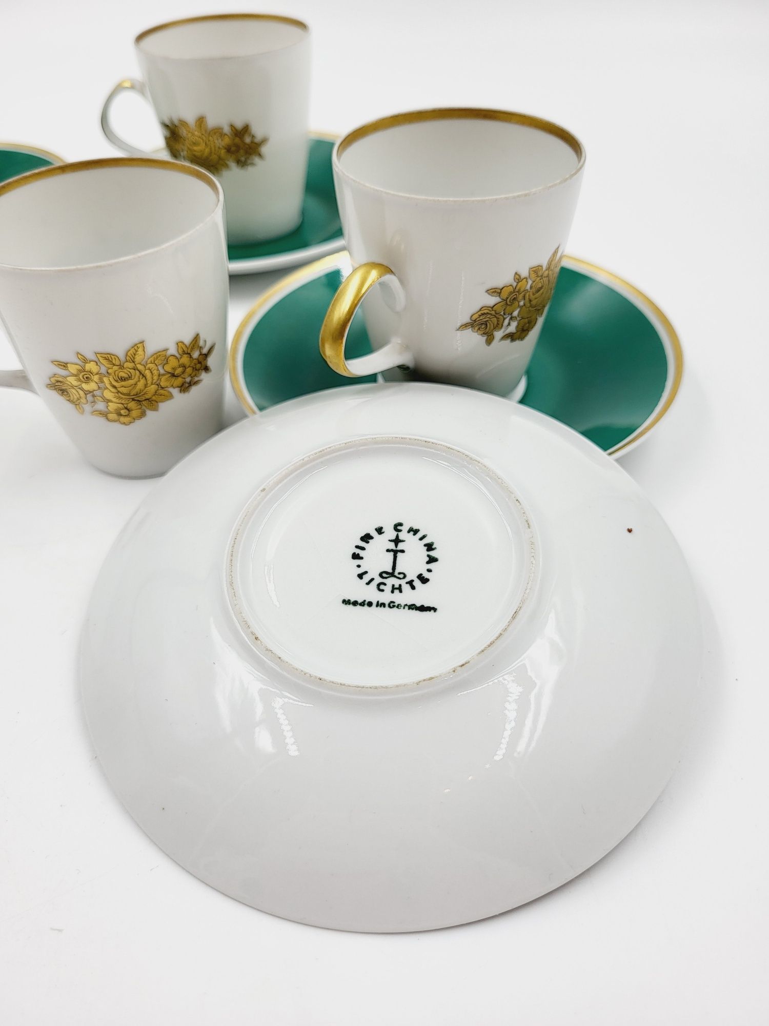 Zestaw czterech starych porcelanowych filiżanek