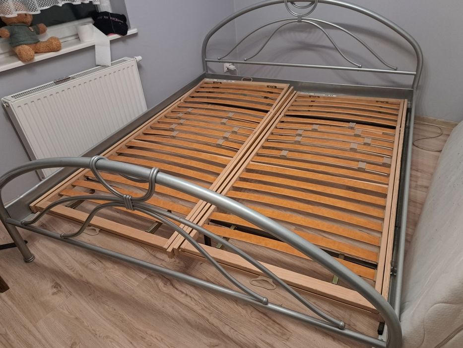 Łóżko metalowe srebrne