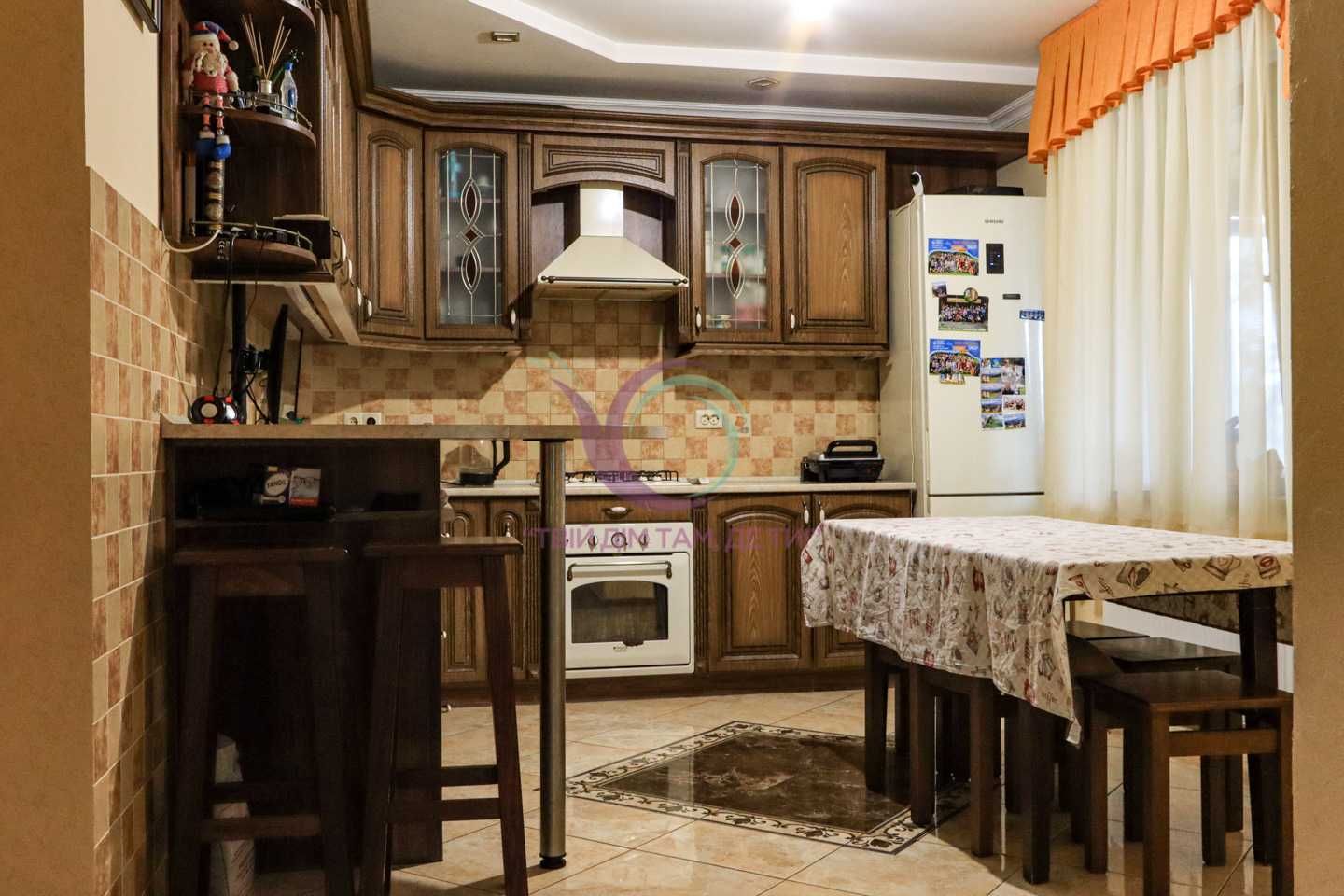 Власний будинок з великам подвірям поблизу міста