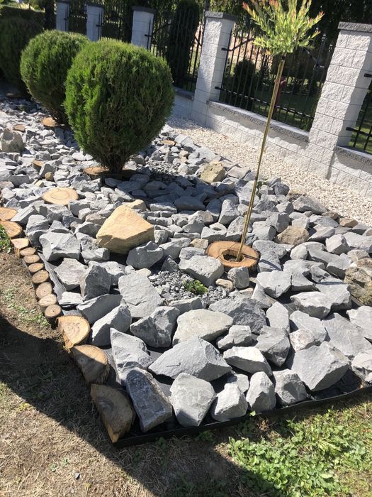 Kamien/ skalniak/ oczko wodne/ogrodzenie/mur