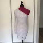 Vestido branco de renda justo ao corpo (38/M)