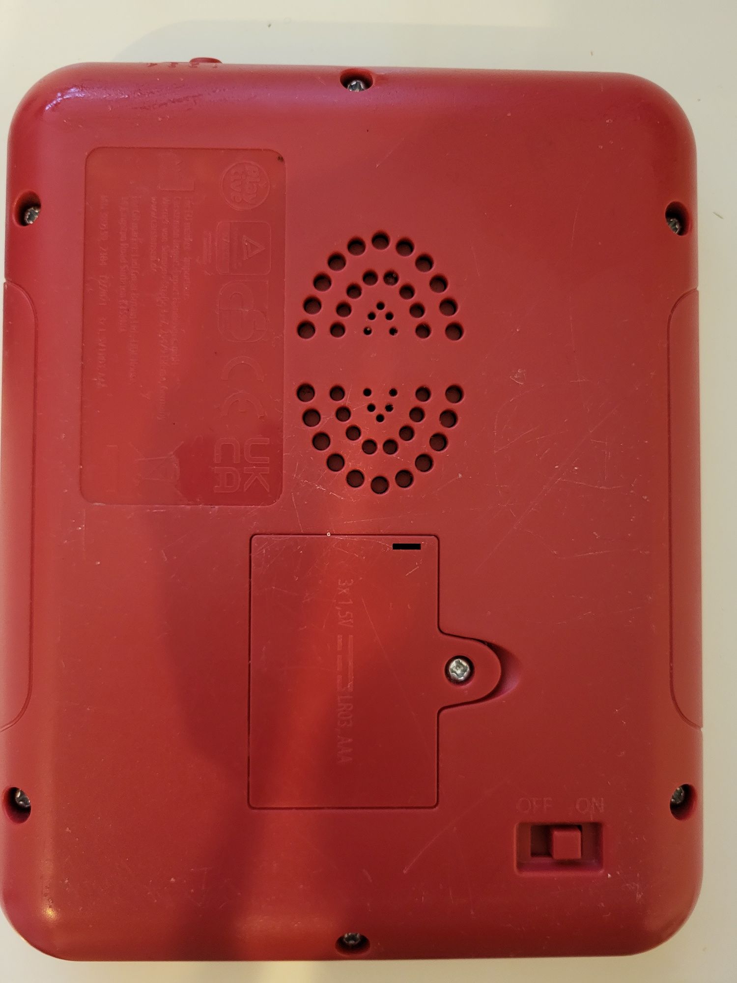 Tablet edukacyjny, wydaje dźwięki w 4 językach.