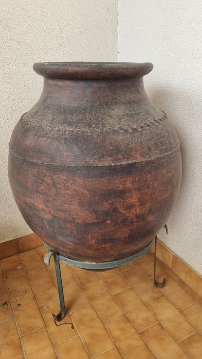 Pote/Vaso de Barro Grande Rústico com Suporte de Ferro